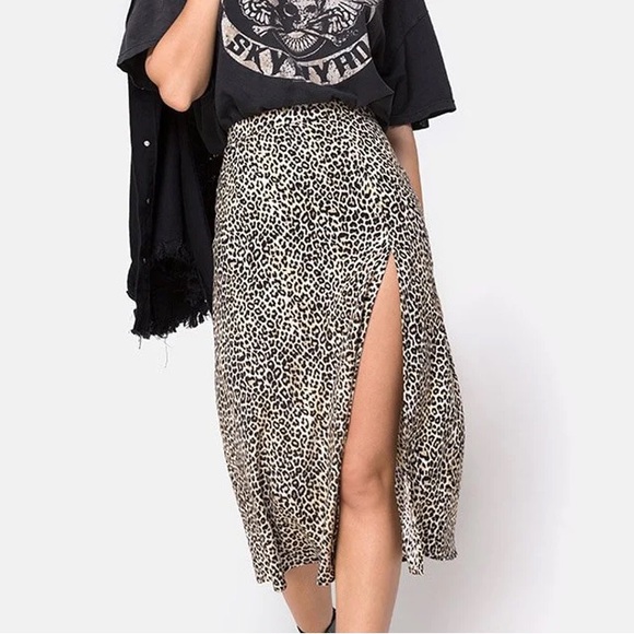 Dresses & Skirts - New Leopard Print Stretchy Midi Skirt